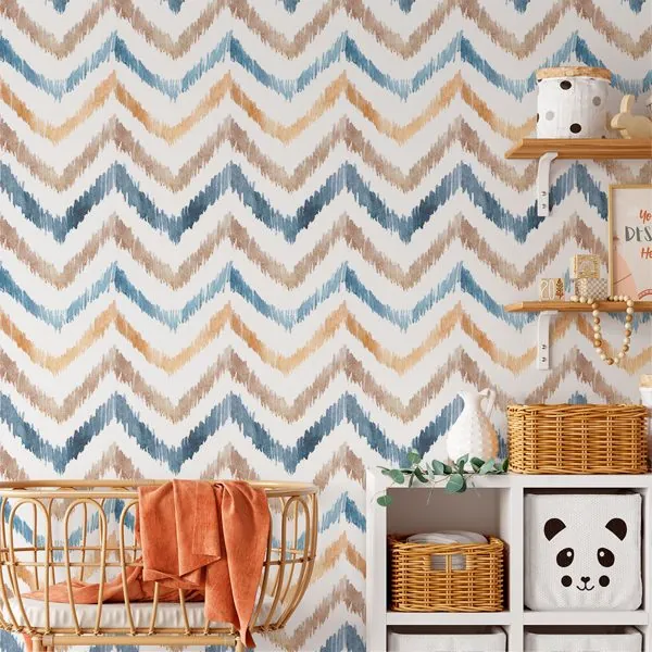 Chevron Aquarela Azul e Laranja — ambiente com o papel de parede aplicado