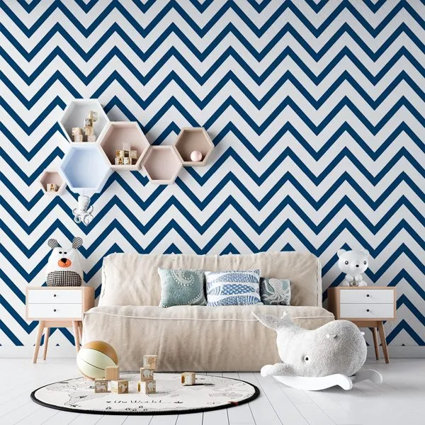 Chevron Slim Azul Marinho — ambiente com o papel de parede aplicado