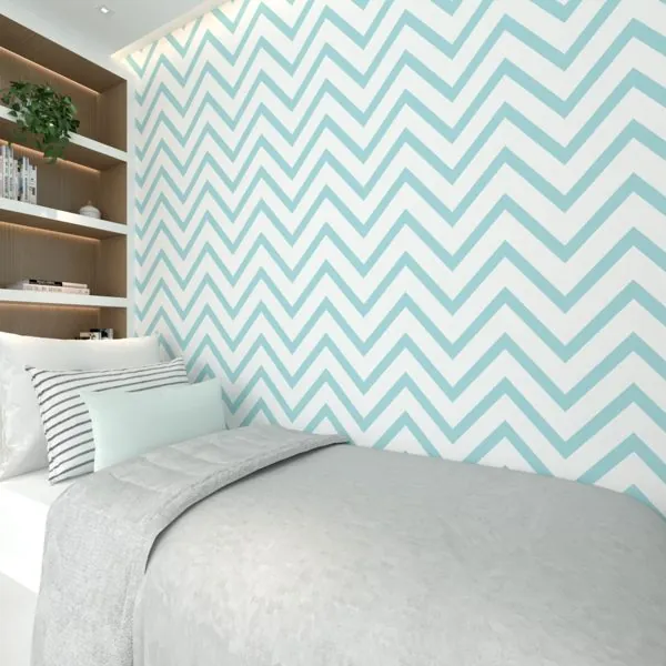 Chevron Slim Verde Agua — ambiente com o papel de parede aplicado