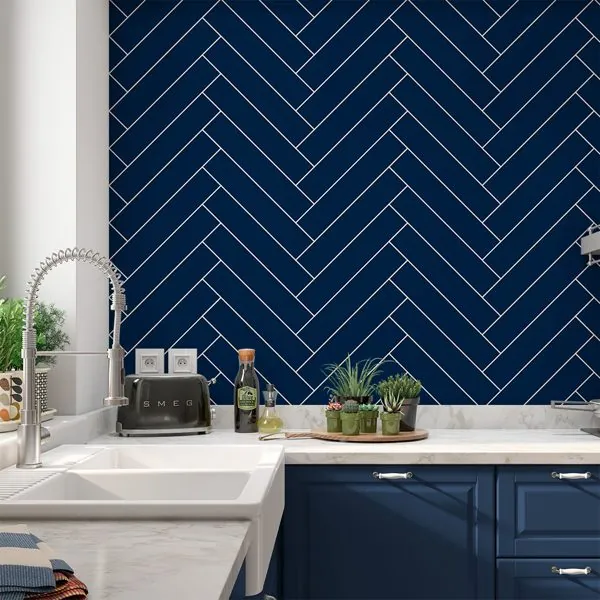 Ladrilhos Chevron Azul Marinho — ambiente com o papel de parede aplicado