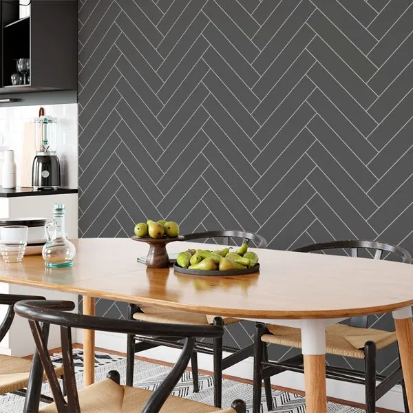 Ladrilhos Chevron Cinza Escuro — ambiente com o papel de parede aplicado