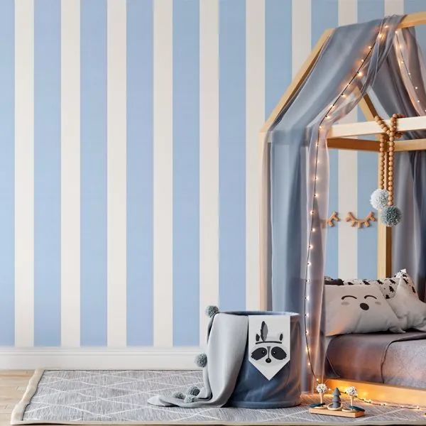 Listrado Texturizado Azul Claro — ambiente com o papel de parede aplicado