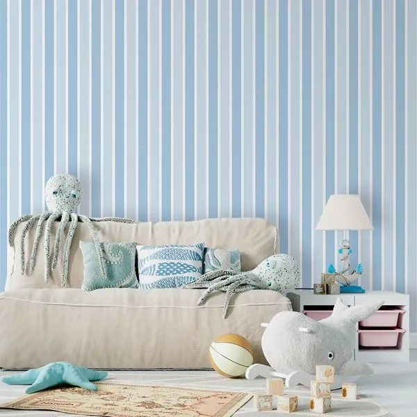 Listras Azul Claro e Branco — ambiente com o papel de parede aplicado