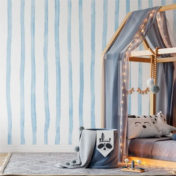 Listras Verticais Aquarela Azul — ambiente com o papel de parede aplicado