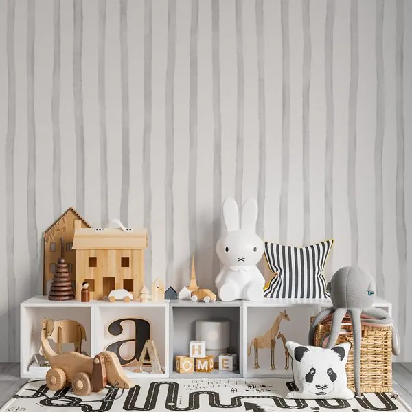 Listras Verticais Aquarela Cinza — ambiente com o papel de parede aplicado