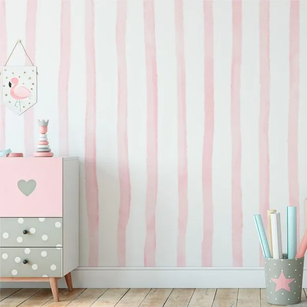Listras Verticais Aquarela Rosa — ambiente com o papel de parede aplicado