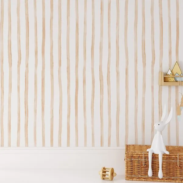 Listras Verticais Aquarela Slim Laranja — ambiente com o papel de parede aplicado