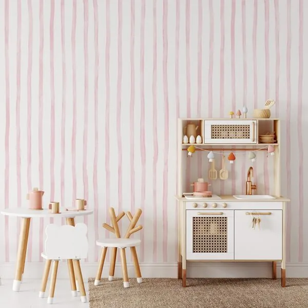 Listras Verticais Aquarela Slim Rosa — ambiente com o papel de parede aplicado