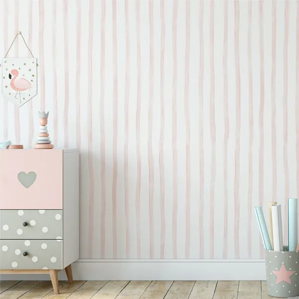 Listras Verticais Aquarela Slim Rose — ambiente com o papel de parede aplicado