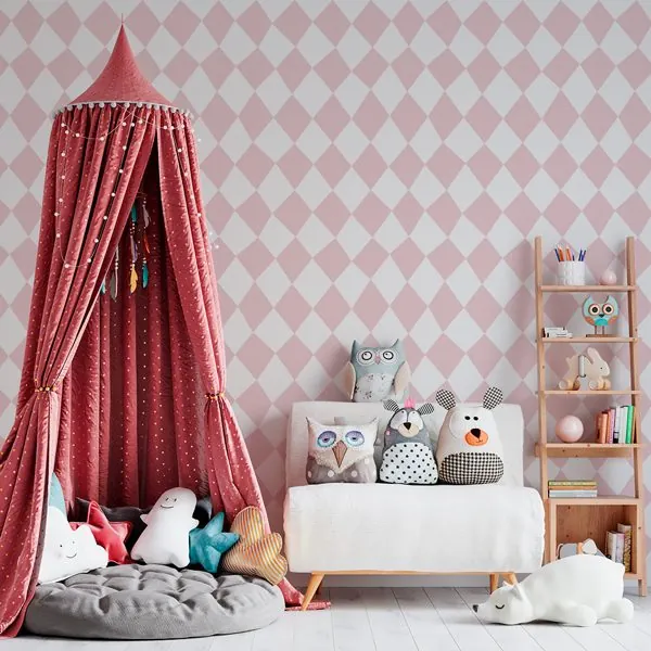 Losangos Baby Rosa — ambiente com o papel de parede aplicado