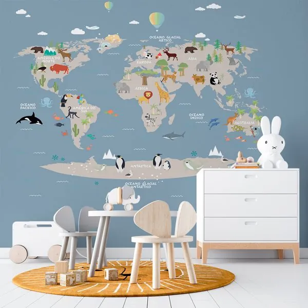 Mapa Mundi Animais Azul — ambiente com o papel de parede aplicado