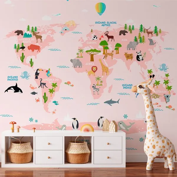 Mapa Mundi Animais Rosa — ambiente com o papel de parede aplicado