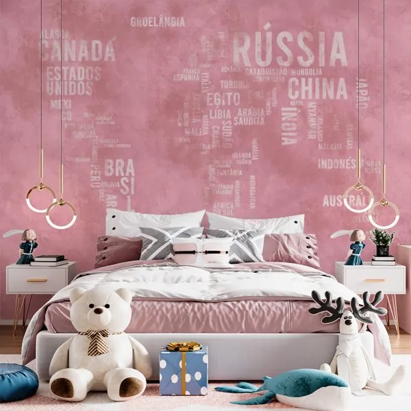 Mapa Mundi Cimento Queimado Rosa — ambiente com o papel de parede aplicado