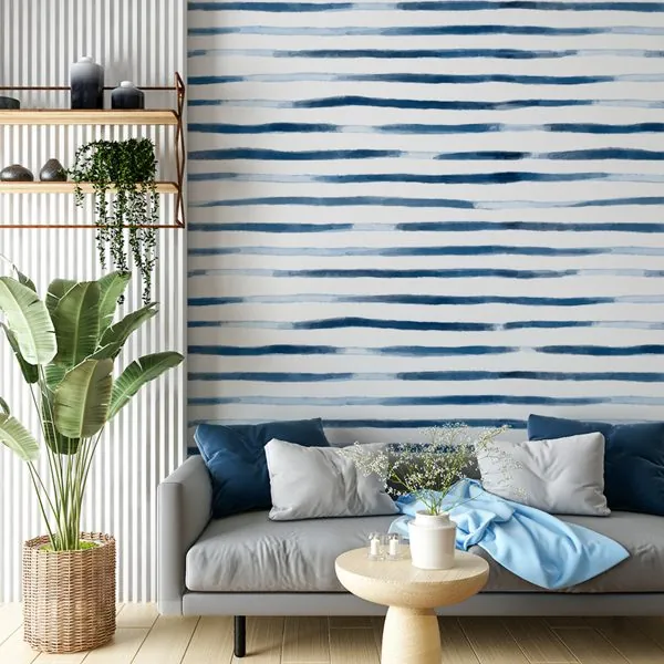 Pinceladas Listrado Azul Marinho — ambiente com o papel de parede aplicado