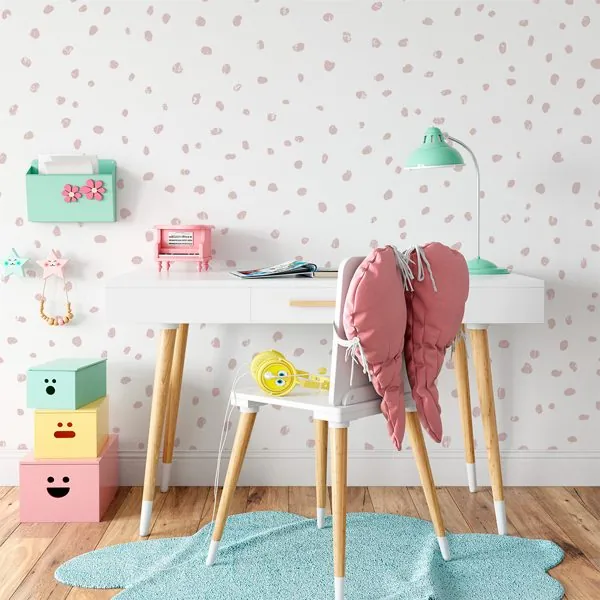 Pintinhas Rose — ambiente com o papel de parede aplicado