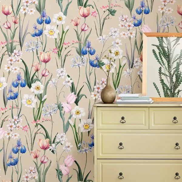 Primavera Garden Areia — ambiente com o papel de parede aplicado