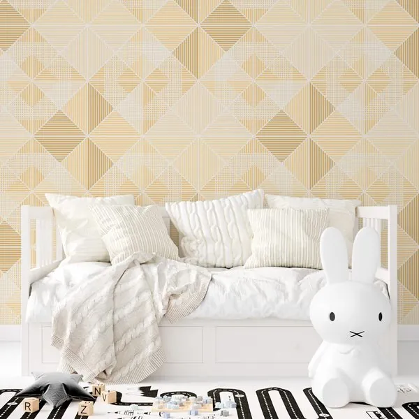 Triângulos Listrados Amarelo — ambiente com o papel de parede aplicado