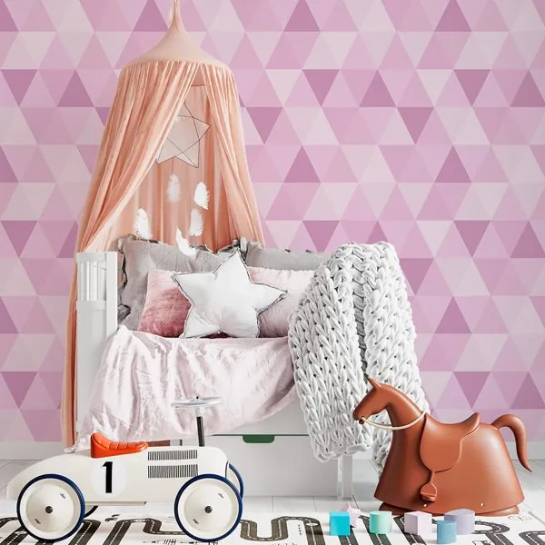 Triângulos Rosa — ambiente com o papel de parede aplicado